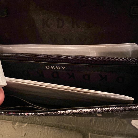 DKNY Graffiti ✨ Gia Wallet on a Chain - Picture 7 of 9